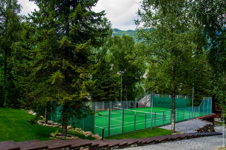 Ограждение теннисного корта на базе Altay Village Teletskoe